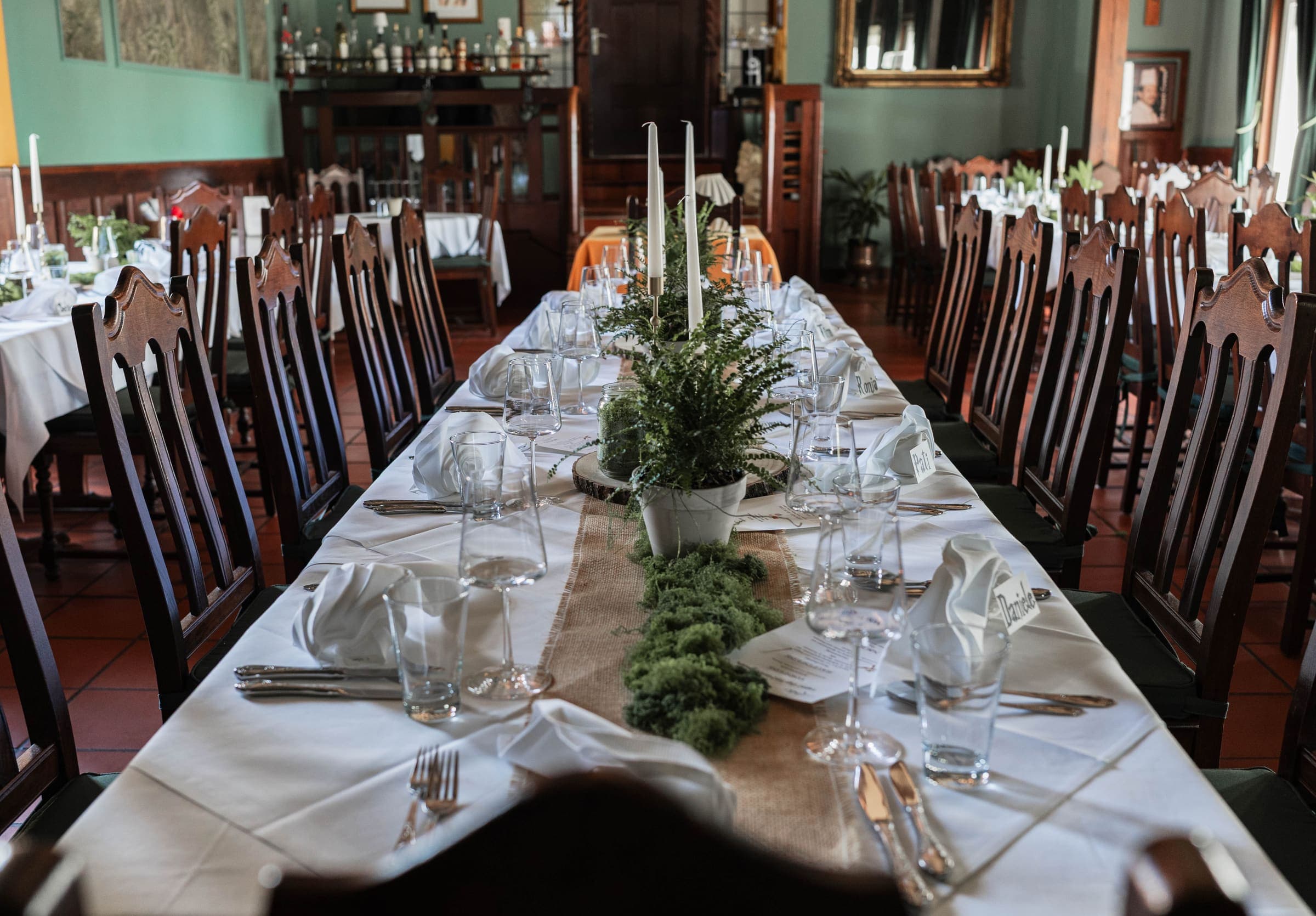 Festlich gedeckte Tafel mit Kerzen und Tischdekoration im Kaminzimmer der Villa Meßmer