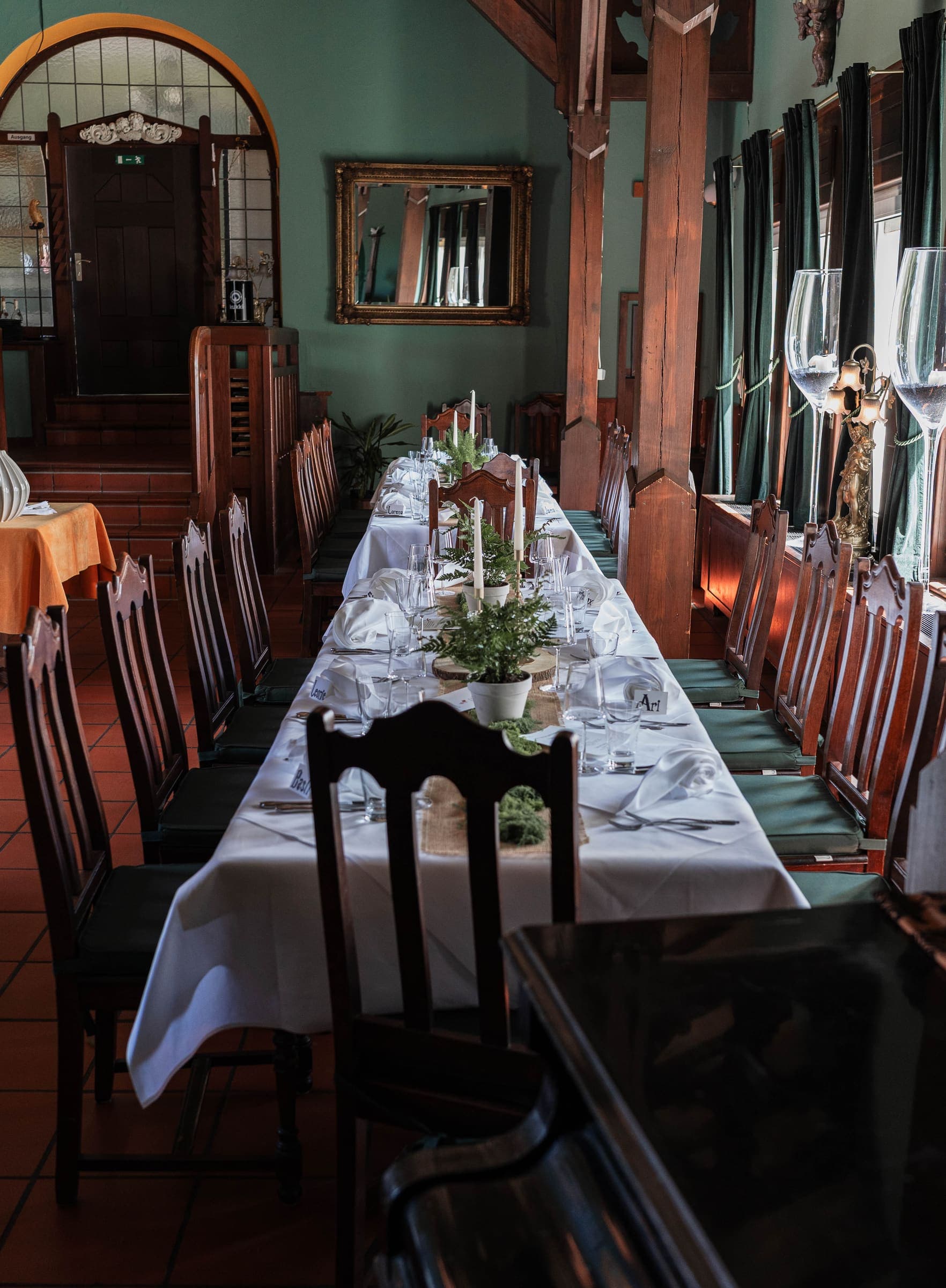 Lange, festlich gedeckte Tafel im Kaminzimmer der Villa Meßmer