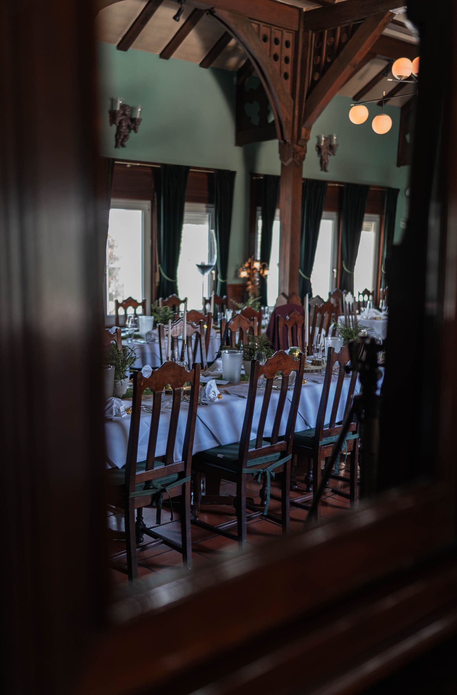 Blick durch die Tür auf die gedeckte Tafel im Saal der Villa Meßmer