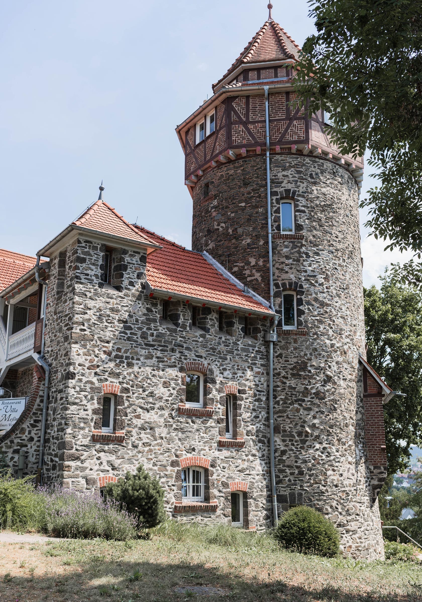 Bruchsteinfassade und Turm der Villa Meßmer