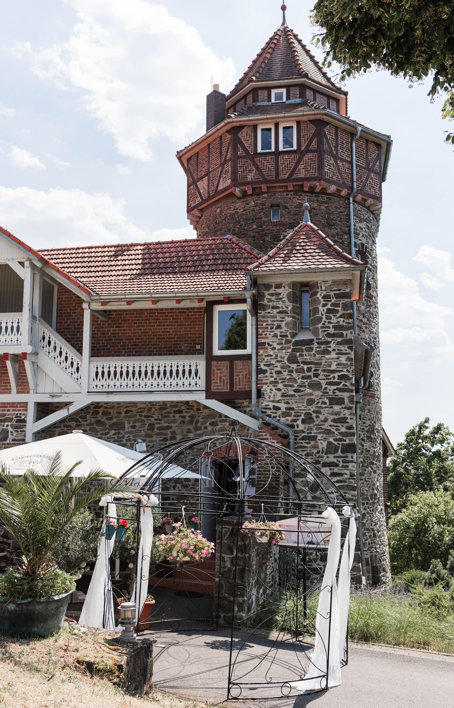 Außenansicht der Villa Meßmer mit Turm und geschmücktem Pavillion