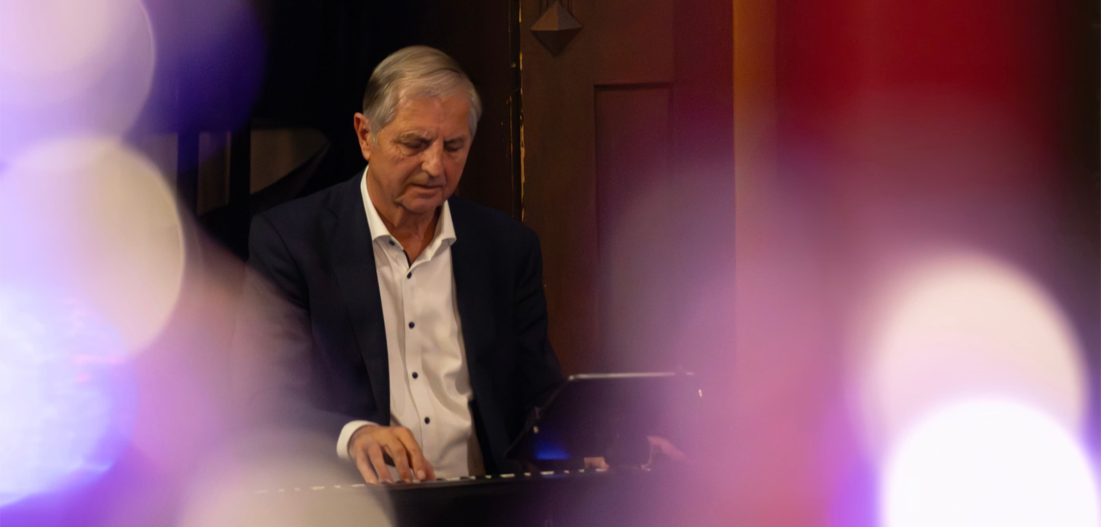 Thomas Mechthold am Klavier bei einem Klavierabend in der Villa Meßmer in Alzenau
